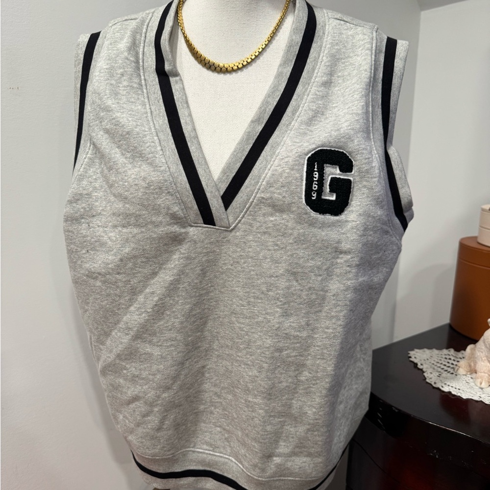 GAP Gray V-Neck Sweater Vest - Picture 1 of 12
